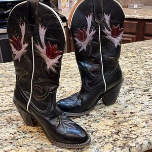 Leather western boots. Women’s 6. Leather.